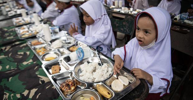 Setiap dapur perlu menjaga kualitas hidangan agar konsumen menerima makanan yang sehat dan bergizi. Tim dapur melakukan evaluasi penyajian secara rutin untuk memastikan standar tetap konsisten. Proses ini menuntut kedisiplinan tinggi agar hasil selalu sesuai dengan kebutuhan gizi. Evaluasi membantu tim menilai kesesuaian menu dengan pedoman gizi. Mereka mencatat setiap detail, mulai dari porsi, kandungan nutrisi, hingga cara penyajian. Dengan langkah ini, tim menjaga kualitas hidangan tanpa mengorbankan cita rasa. Konsistensi dalam evaluasi menciptakan kepercayaan dari konsumen. Mereka merasakan kepastian bahwa setiap hidangan tersaji dengan standar yang sama. Kepercayaan ini menumbuhkan loyalitas dan meningkatkan citra dapur. Langkah-Langkah Evaluasi Standar Sehat Tim dapur menyusun indikator evaluasi yang jelas sejak awal. Indikator meliputi kesegaran bahan, kebersihan alat, serta kecukupan gizi. Dengan pedoman ini, mereka menilai setiap hidangan secara objektif. Proses evaluasi berlangsung bersama seluruh anggota tim. Mereka memeriksa porsi, rasa, tekstur, dan tampilan visual makanan. Semua catatan masuk ke laporan harian sebagai dasar perbaikan. Setelah evaluasi, tim langsung memperbaiki kekurangan. Mereka menyesuaikan resep, menambah variasi, atau mengganti bahan agar menu tetap sehat dan menarik. Langkah cepat ini menjaga kualitas tanpa jeda. Faktor yang Menentukan Kualitas Hidangan Tim dapur memilih bahan segar dari pemasok terpercaya. Mereka mengecek kualitas setiap bahan sebelum mengolahnya. Dengan langkah ini, mereka menjaga kandungan gizi dan rasa tetap maksimal. Penggunaan teknik memasak sehat juga berperan besar. Tim mengatur suhu, waktu, dan cara masak agar nutrisi tidak hilang. Mereka menghindari penggunaan minyak berlebihan serta memilih metode panggang, kukus, atau rebus. Selain itu, penyajian visual memengaruhi persepsi kualitas. Tim menata hidangan dengan rapi, proporsional, dan menarik. Tampilan yang baik menambah selera dan meningkatkan kepuasan konsumen. Dampak Evaluasi terhadap Konsumen Evaluasi rutin meningkatkan kepuasan pelanggan. Mereka menikmati hidangan yang sehat, lezat, dan aman setiap hari. Kepuasan ini mendorong mereka untuk terus mempercayai layanan dapur. Kualitas makanan yang terjaga juga mendukung kesehatan konsumen. Mereka menerima gizi yang seimbang sesuai kebutuhan. Dampak positif ini menumbuhkan reputasi dapur sebagai penyedia makanan sehat. Dengan evaluasi, tim dapur mampu menjaga konsistensi jangka panjang. Konsumen merasakan stabilitas kualitas dan pelayanan yang semakin baik dari waktu ke waktu. Penutup Evaluasi standar penyajian sehat berperan penting dalam menjaga kualitas hidangan. Tim dapur aktif menilai setiap detail mulai dari bahan, proses masak, hingga tampilan makanan. Langkah ini memastikan konsumen selalu menerima makanan yang sehat, bergizi, dan berkualitas tinggi. Jika dapur ingin membangun kepercayaan konsumen, evaluasi rutin menjadi strategi yang tidak boleh terlewat. Dengan komitmen pada kualitas, setiap hidangan mampu menciptakan kepuasan sekaligus memperkuat reputasi dapur.