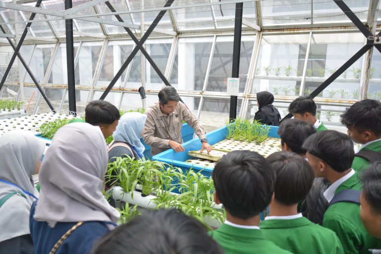 kolaborasi sekolah-petani nelayan lokal