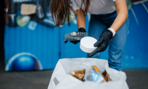 Memilah Sampah Plastik