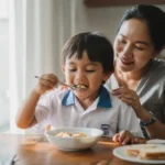 anak TK memulai rutinitas setiap hari dengan sarapan bersama ibu di rumah pada pagi hari