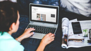 Memahami cara daftar TOEFL iBT resmi sangat penting agar proses registrasi berjalan lancar tanpa kendala. Dengan mengikuti langkah-langkah yang benar, mulai dari membuat akun hingga konfirmasi pembayaran, kamu bisa memastikan bahwa pendaftaran kamu valid dan diakui secara internasional. Selain itu, persiapan sebelum dan sesudah pendaftaran juga tidak kalah penting. Pastikan kamu sudah menyiapkan dokumen, memilih jadwal yang tepat, serta memahami format ujian agar tidak mengalami kesulitan saat hari H. Perencanaan yang matang akan membantu kamu lebih percaya diri saat mengikuti tes. Tidak hanya itu, setelah berhasil mendaftar, kamu perlu fokus pada latihan dan peningkatan kemampuan di semua bagian TOEFL iBT. Jangan menunda belajar, karena waktu persiapan yang cukup akan sangat berpengaruh pada hasil akhir. Dengan kombinasi antara proses pendaftaran yang benar dan strategi belajar yang efektif, kamu bisa mengikuti TOEFL iBT dengan lebih siap dan mendapatkan skor sesuai target.